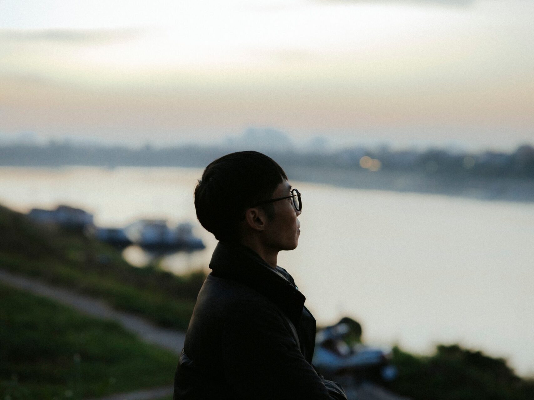 Person schaut über einen Fluss in die Ferne.